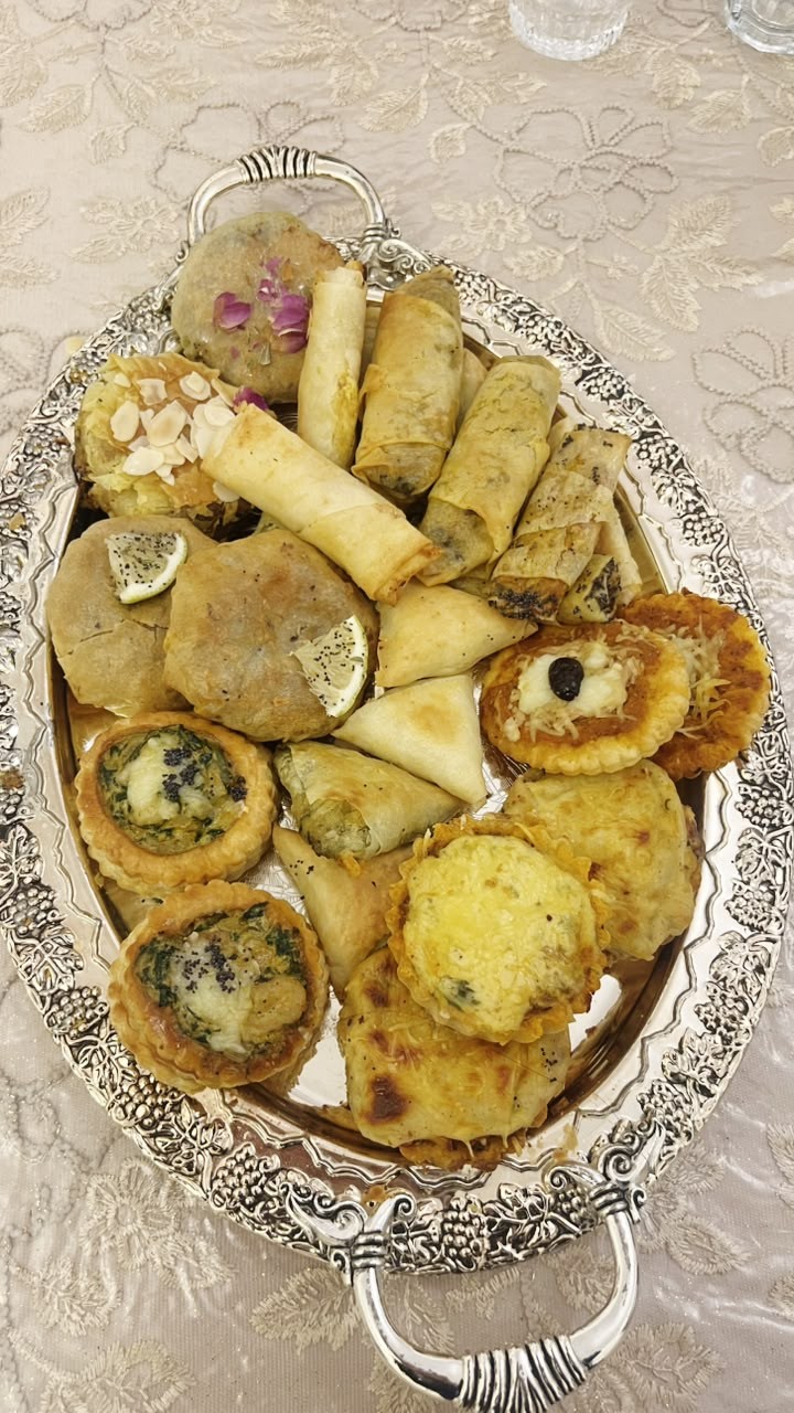 Plateau argenté de salés faits maison : briouats, mini pastillas, quiches et tartelettes