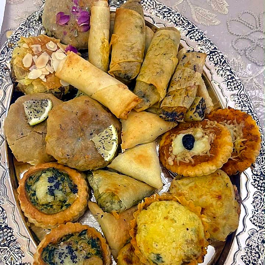 Plateau de salés faits maison : briouats, tartelettes et mini quiches