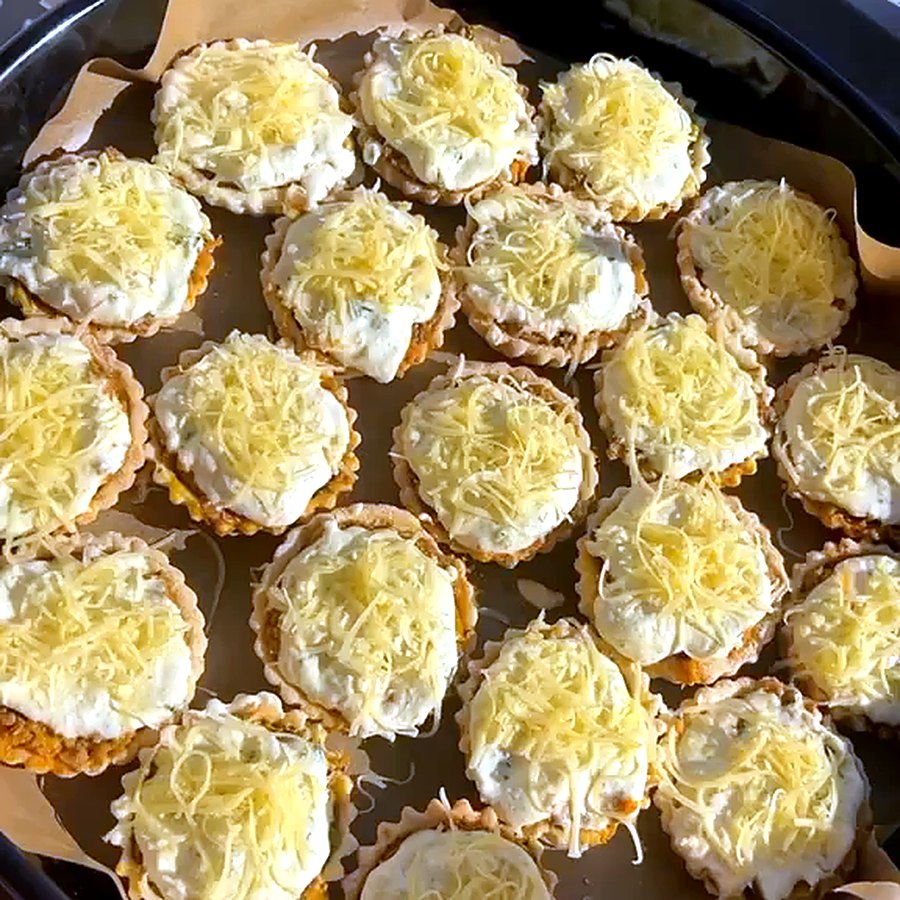 Mini tartes salées gratinées au fromage
