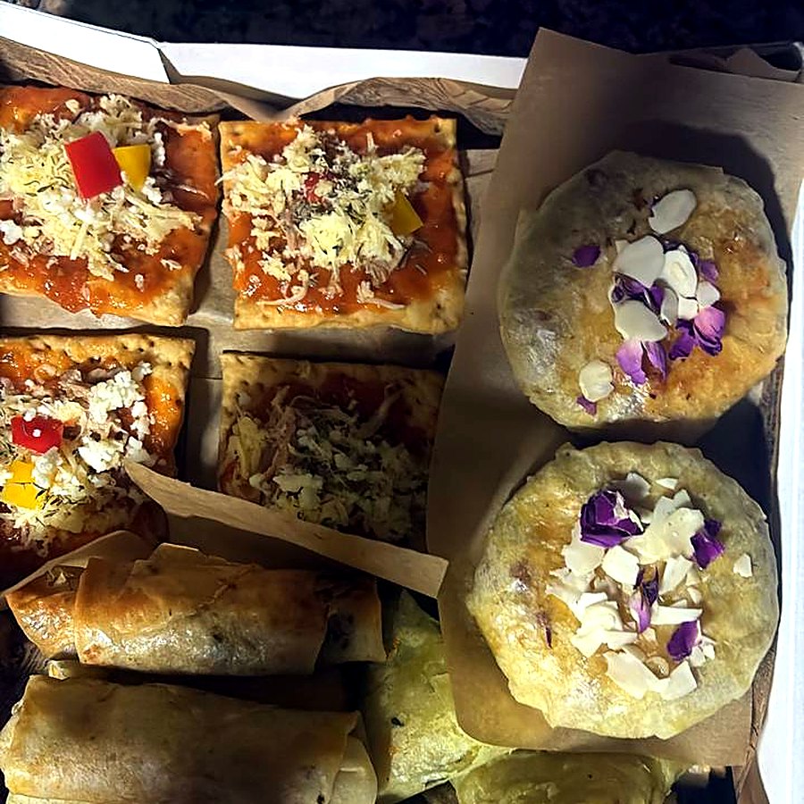 Box assortiment : mini pizzas, briouats et mini quiches aux pétales de rose